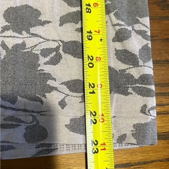 Athleta Momentum Top Wandering Floral Shasta SeamlessThumbholes Hem XSmall** - Picture 11 of 11